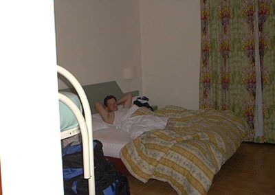 Emanuele a letto - 2001 gita parapendio a Norma